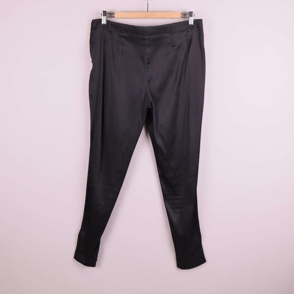 Kostymbyxans baksida i svart tyg med smal passform