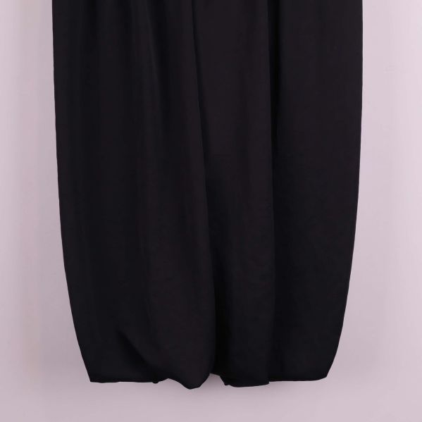 Nederkant på svart byxkjol med lätt ballongeffekt