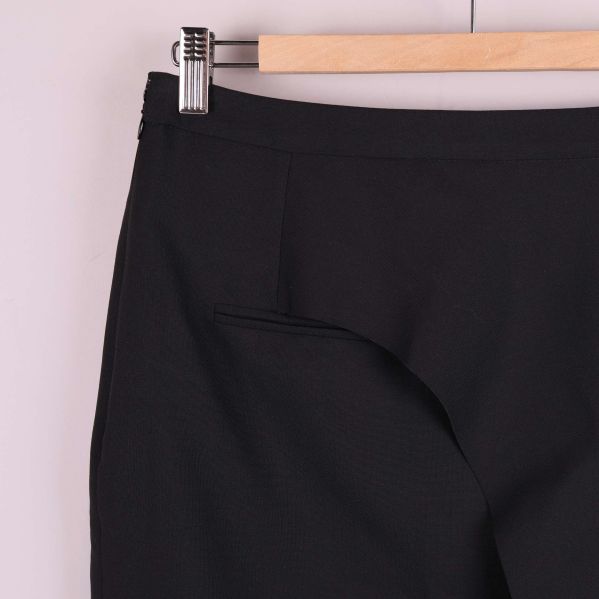 Närbild på fickdetalj och midja fram på kjolen