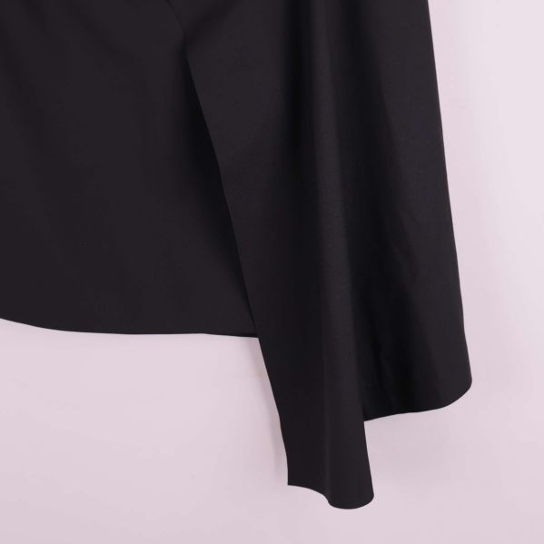 Detaljerad bild av draperad kjolkant