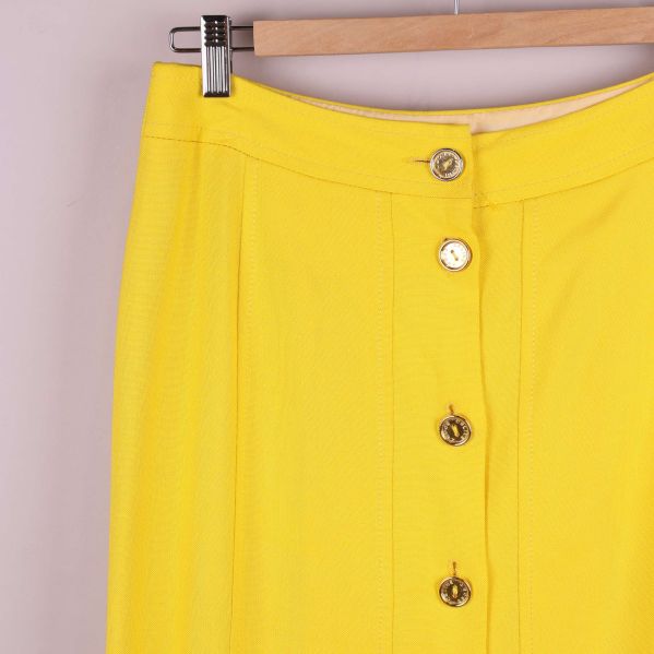 Närbild på kjolens linning och knappar framtill