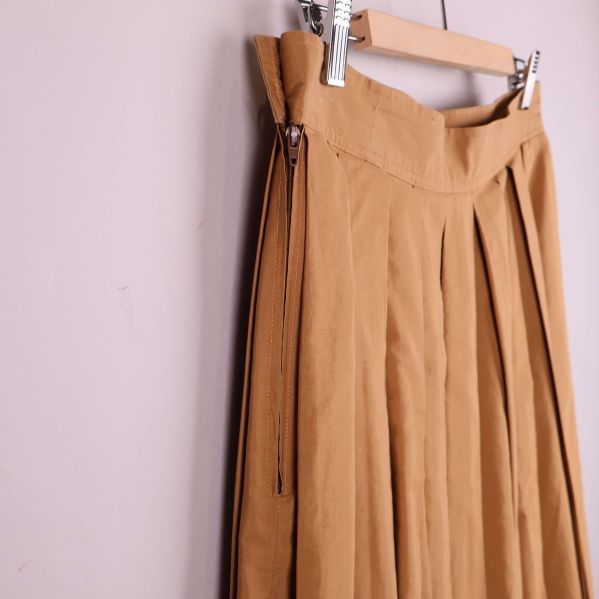 Närbild på kjolens sidosöm och dragkedja