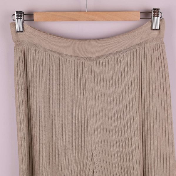 Närbild på linningen av shorts framtill