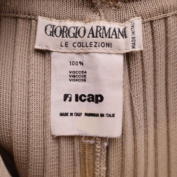 Material- och varumärkestag på shorts med viskosinformation