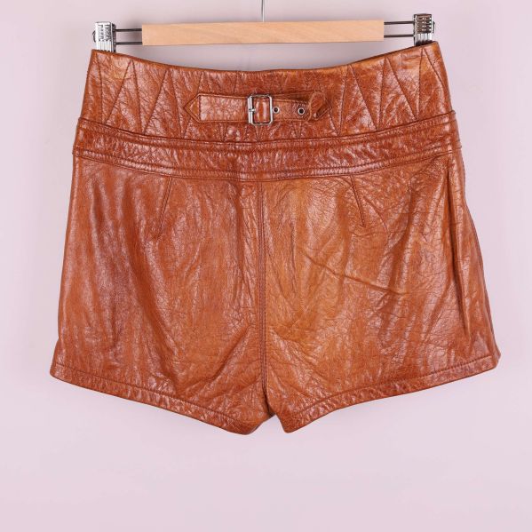 Baksida av bruna shorts med spänne upptill