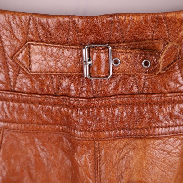 Närbild på spänne bak på shortsen