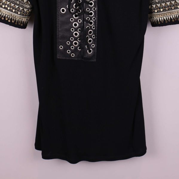 Närbild av nederdelen på svart topp