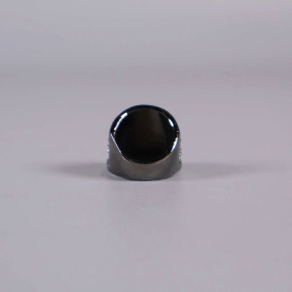 Baksidan av blank metallic ring utan dekor