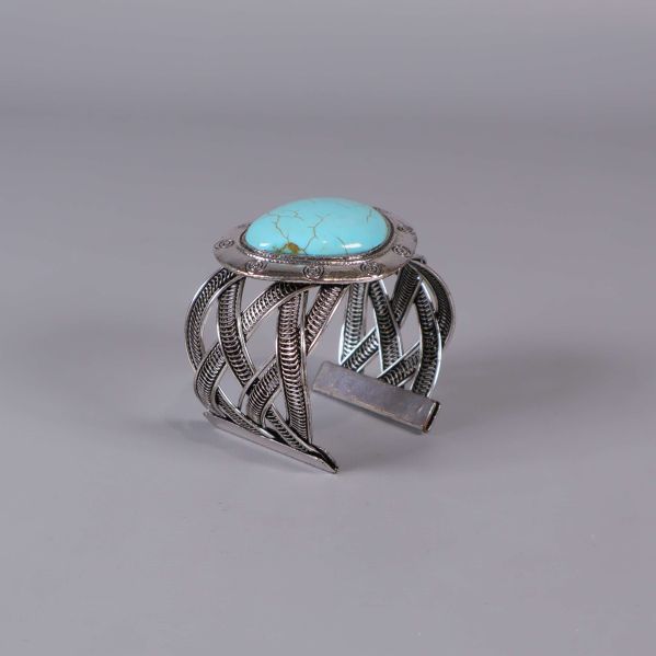 Flätat armband med stor turkosfärgad sten