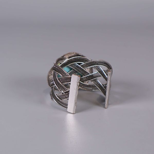 Baksidan av armbandet visar flätad design