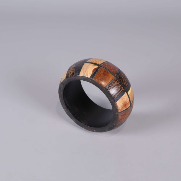 Bred armbandsring visad uppifrån