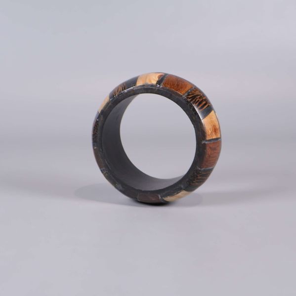 Armbandsring med polerad yta i bruna toner