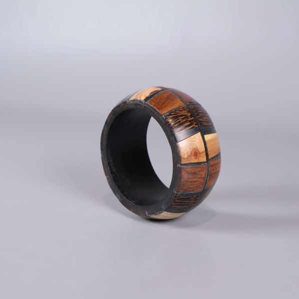 Bred armbandsring med rutmönstrad trälook