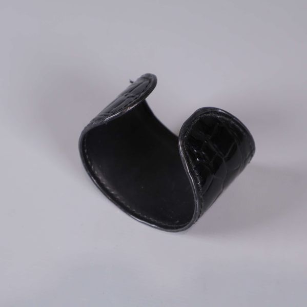 Öppen svart armbandsdesign med blank yta