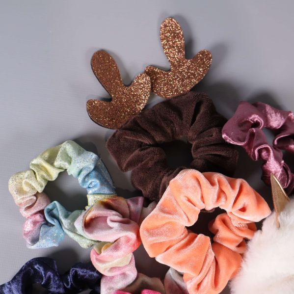 Närbild på scrunchies i sammet och scrunchie med renhornsdetalj