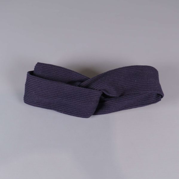 Ribbat hårband liggande med synlig twist