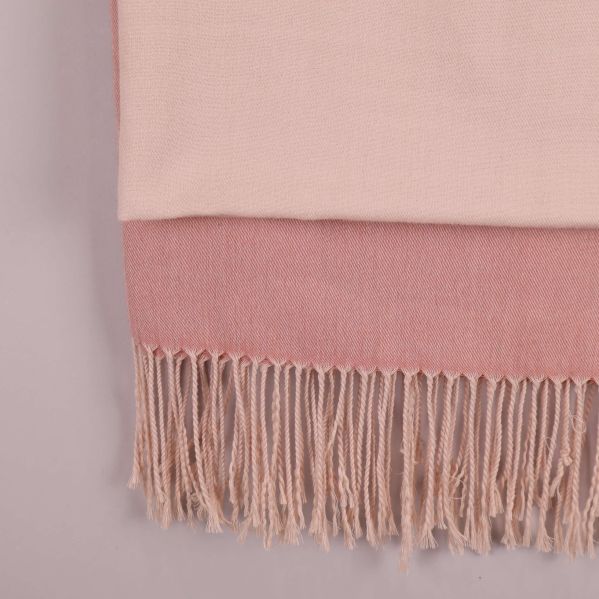 Detaljbild på fransar och färgövergång i halsduk