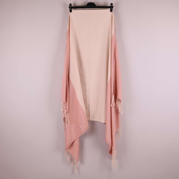 Halsduk över galge svept för att visa formen