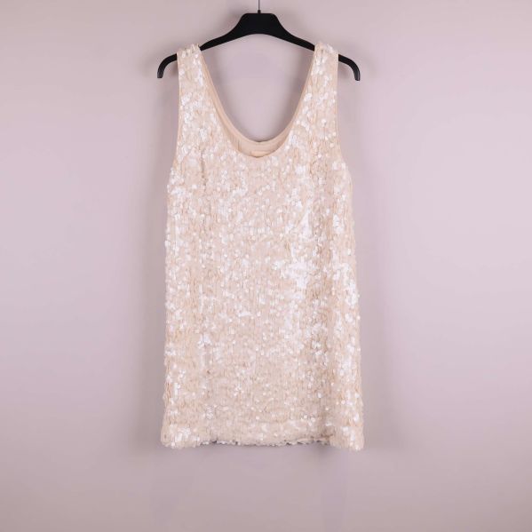 Beige paljettklänning med djup rygg på galge