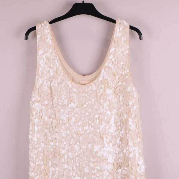 Detaljbild övre halvan av paljettklänningens rygg