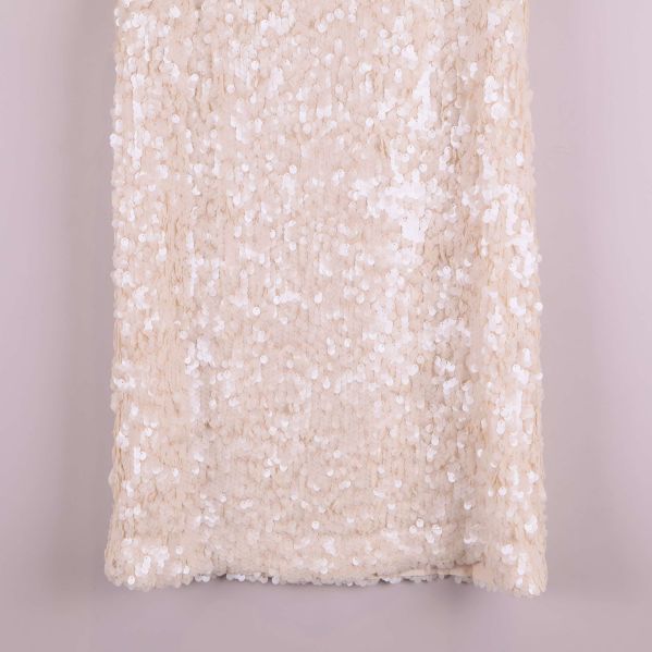 Närbild av klänningens nedre del med paljetter