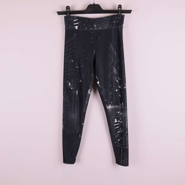 Svartvita träningstights med grafiskt och prickigt mönster på galge