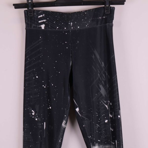 Baksida av tights med vitt grafiskt tryck