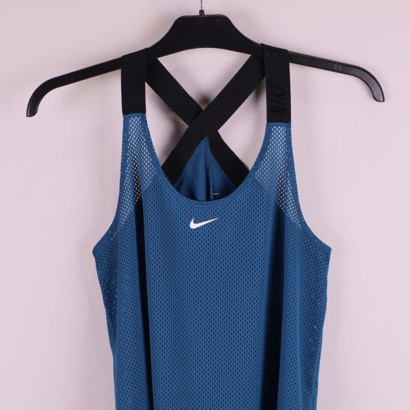 Närbild framtill på linnet med liten logotyp