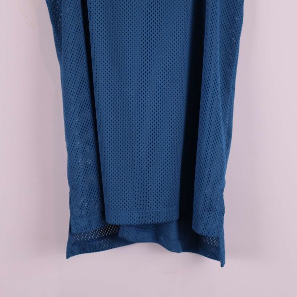 Nedre delen av blått träningslinne med mesh