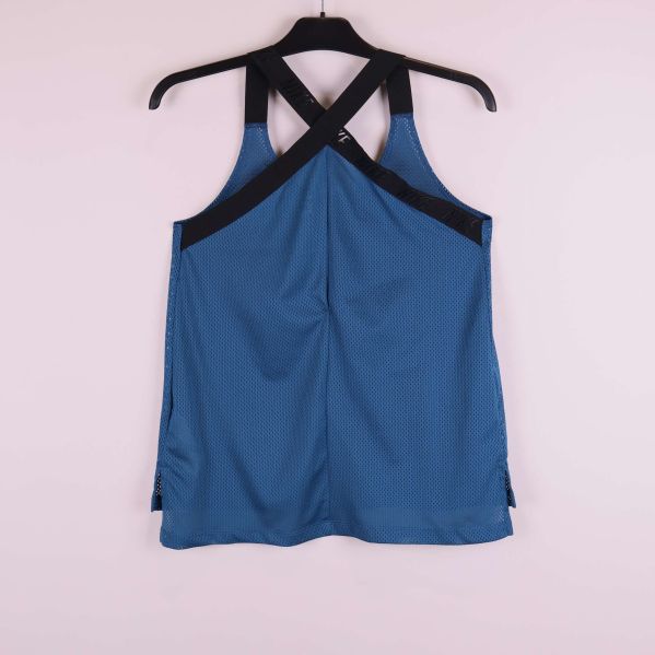 Träningslinnets baksida med korsade axelband i svart