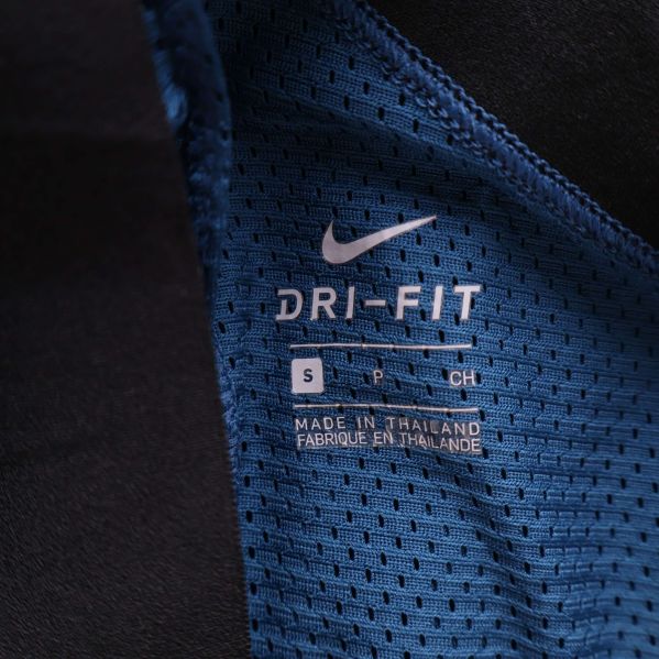 Storleks- och Dri-FIT-märkning i linnets innertyg