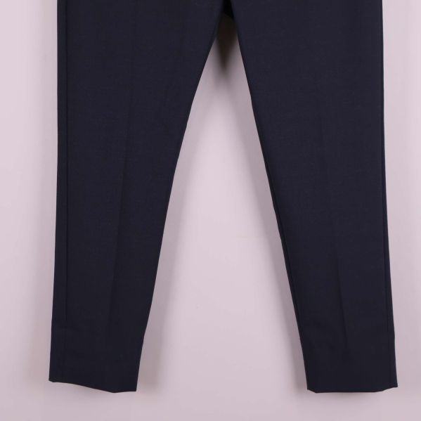 Benens nedre del på de mörkblå byxorna