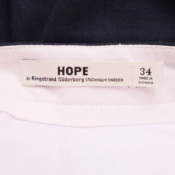 Närbild på HOPE-etikett och storlek 34 i midjan