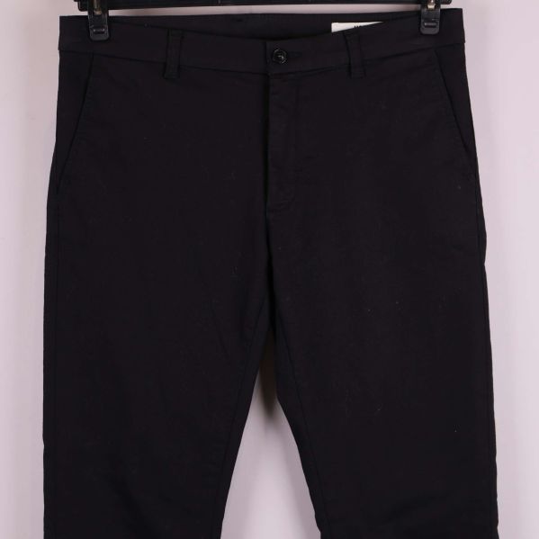 Närbild av främre delen på byxorna