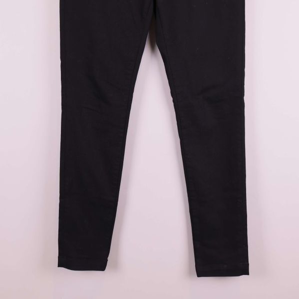 Närbild av byxbenens nederdel