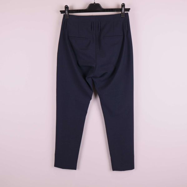 Baksida av byxa med två passpoalfickor