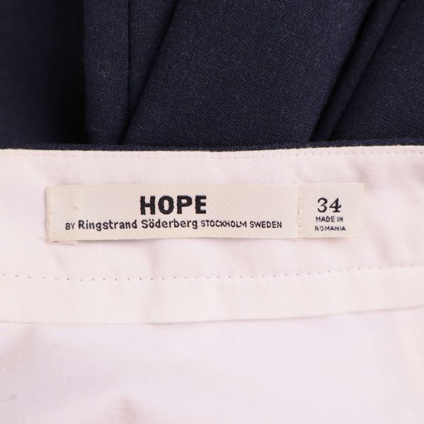 Närbild på varumärkesetikett med HOPE och storlek 34