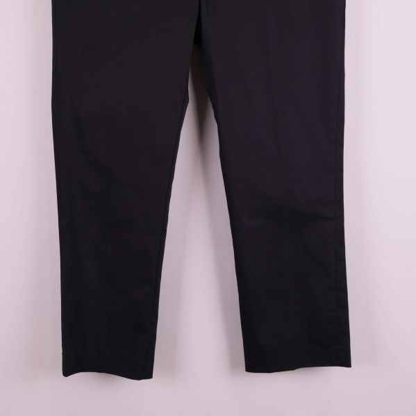 Nedre delen av svarta byxben med sydd fåll