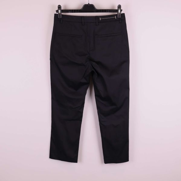 Baksida av svarta kostymbyxor med detaljerade sömmar