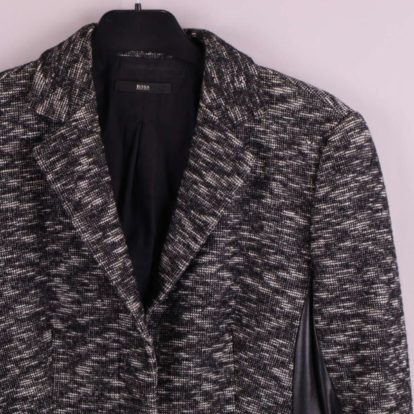 Närbild på kavajens krage och axelparti