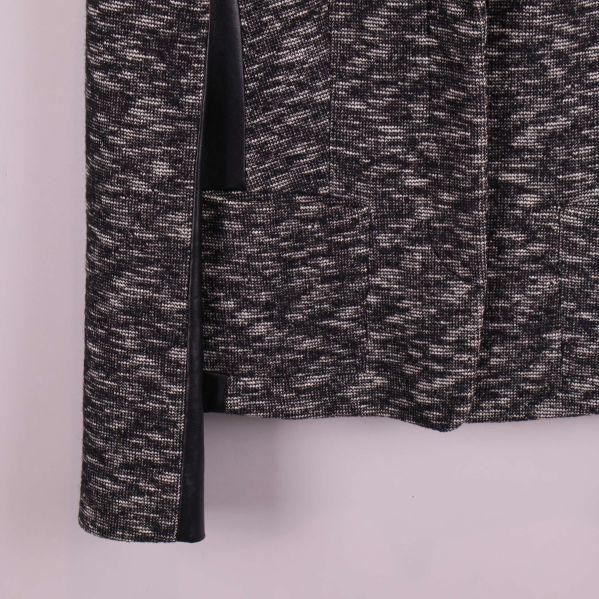 Nedre delen av kavaj och ärm med svart panel