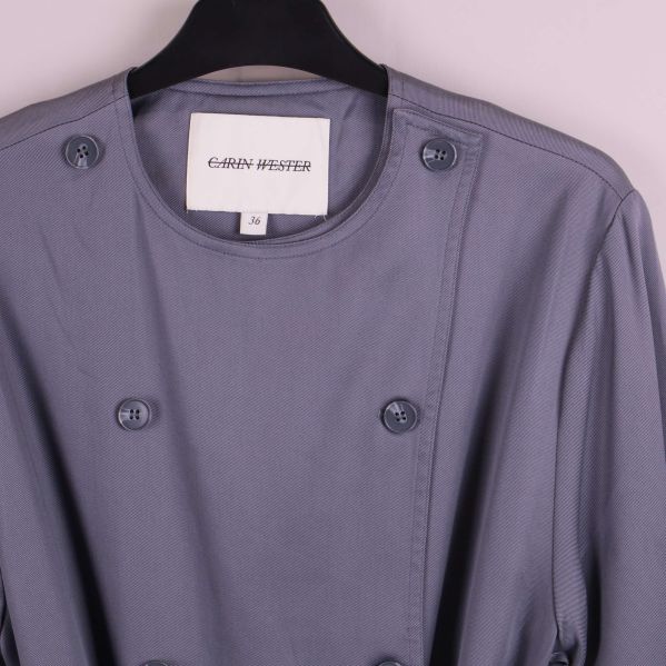 Detalj på övre delen av jackan med knappar