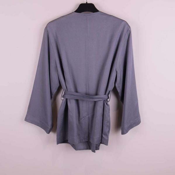 Jackans baksida med midjeband tydligt synligt