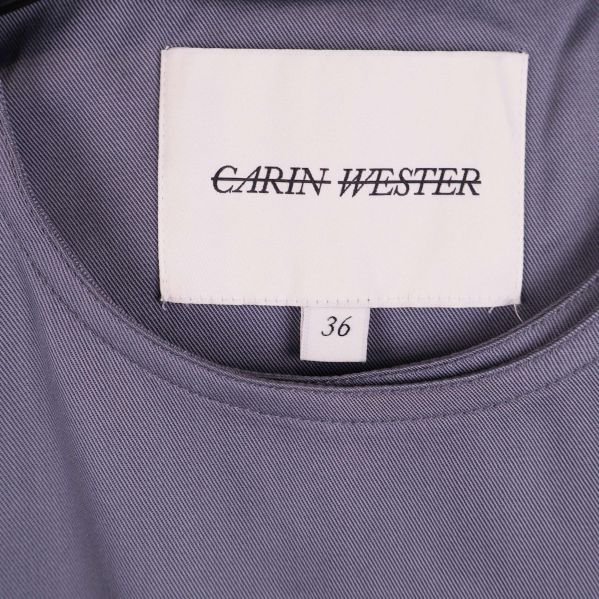 Närbild på Carin Wester-märkesetikett och storlek 36