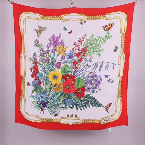 Stor scarf med blommönster och röd guldram upphängd