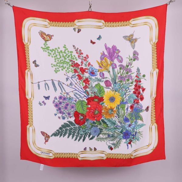 Blommig scarf med fjärilar, röd och gulddetaljer visad avigsida