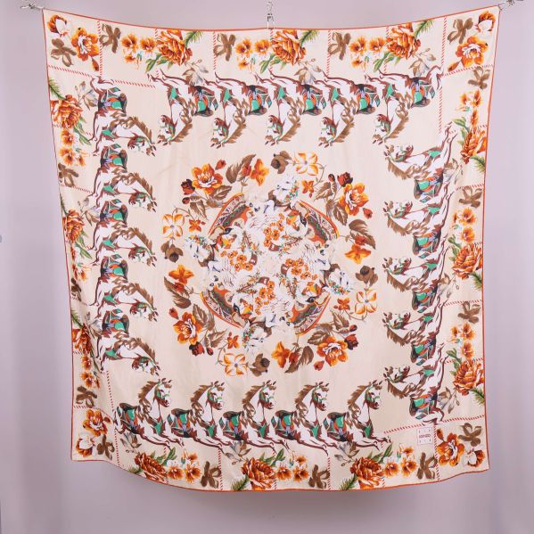 Stor kvadratisk scarf med blommigt mönster 