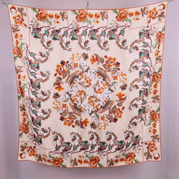 Kvadratisk scarf med blommigt tryck fotad bakifrån