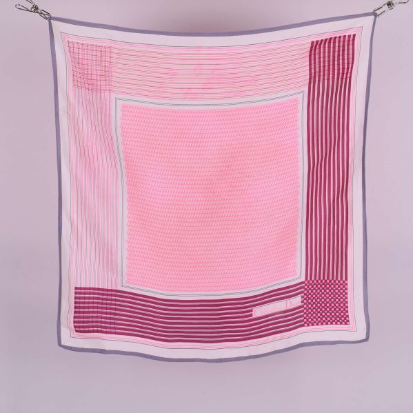 Kvadratisk scarf i rosa och vinrött grafiskt mönster