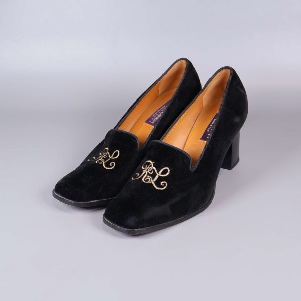 Svarta pumps med tjock klack och RL-logo framtill